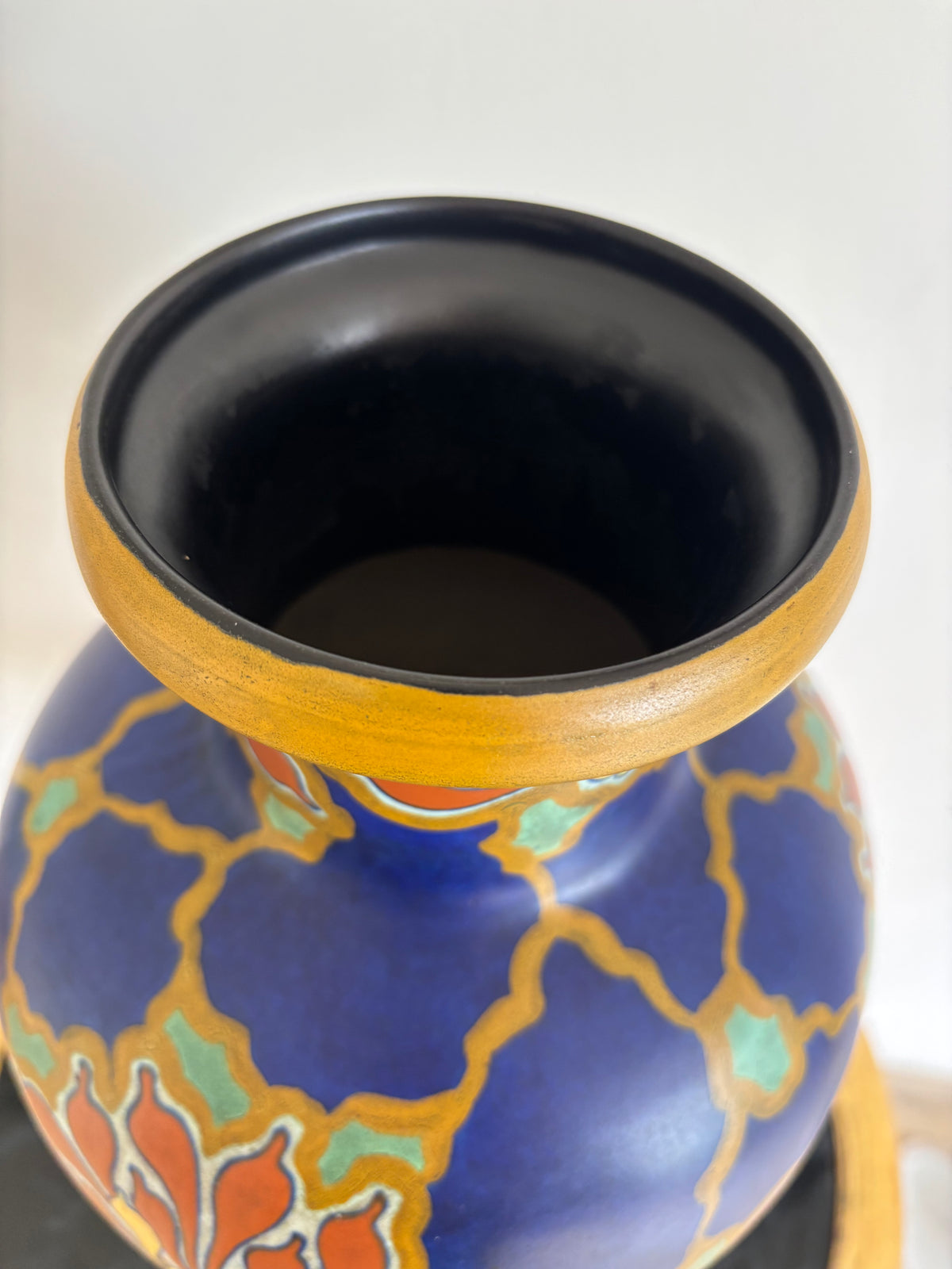 Vase Regina en poterie de Gouda, décor floral Avia, Pays-Bas
