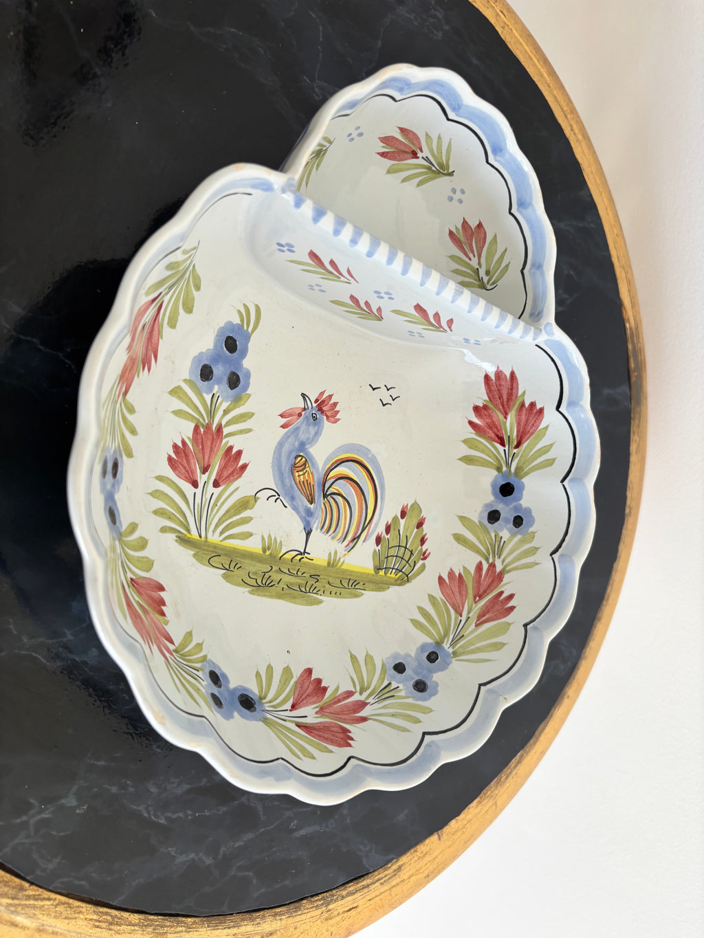Plat compartimenté en faïence de Quimper HB Henriot, décor au coq