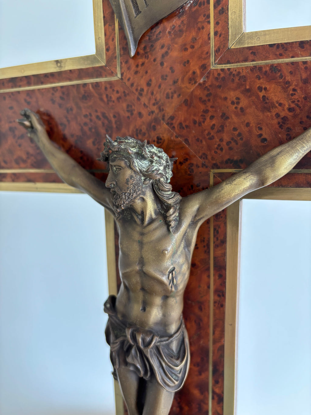 Grand Crucifix d’ Autel ancien. Loupe de bois précieux, laiton et bronze. Maison H. Gérard. Namur - Belgium.