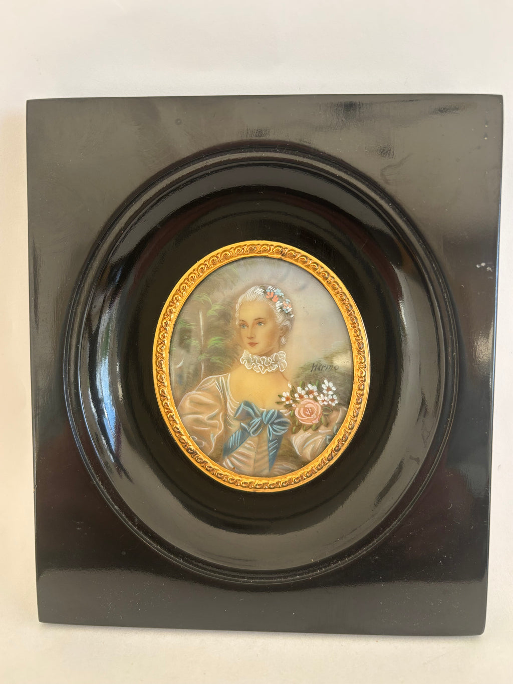 Portrait miniature ancien de style XVIIIe siècle – Cadre ovale en bois noirci.