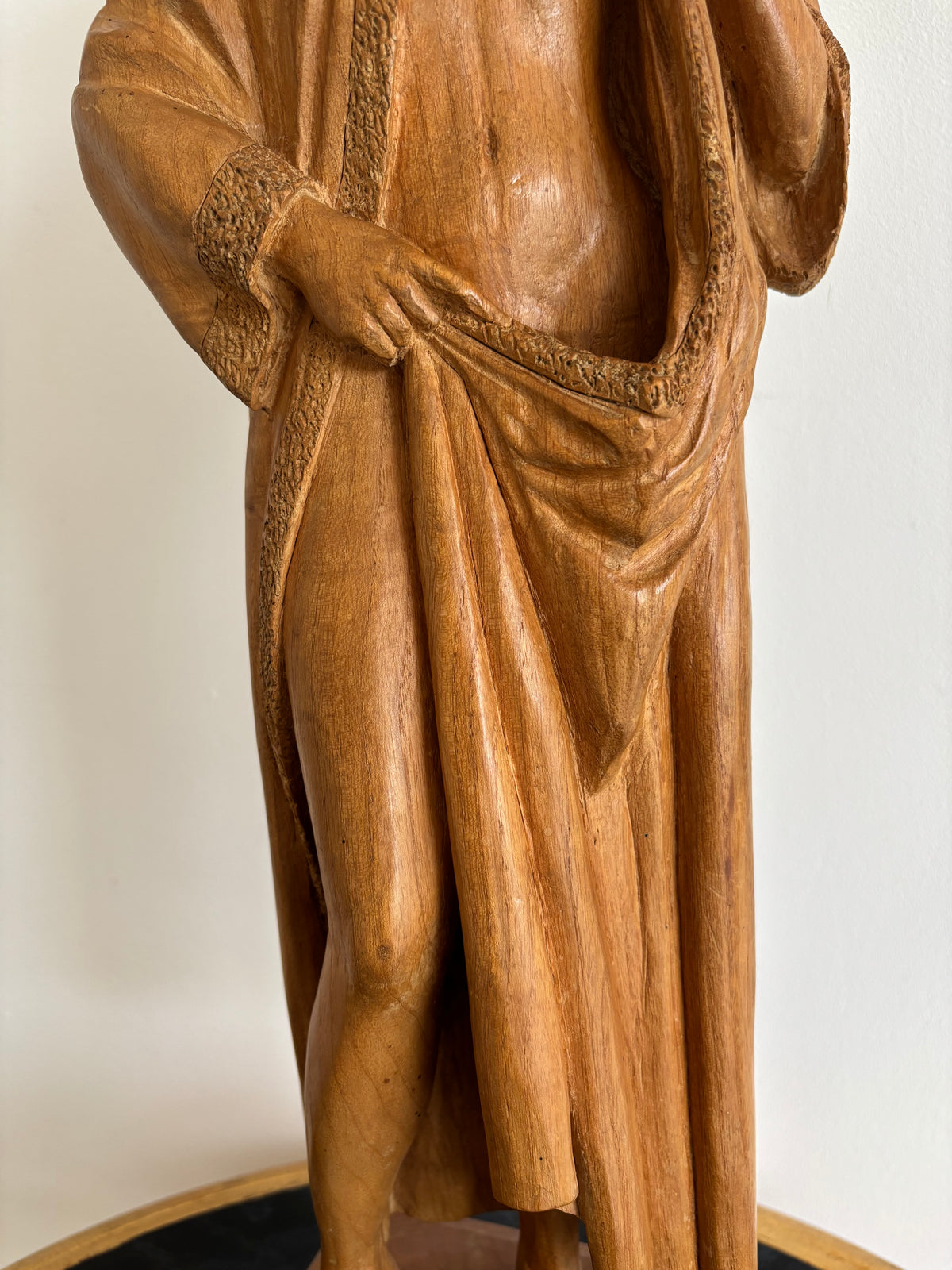 Superbe sculpture figurative en bois massif - Nu féminin au peignoir - Signé Jacobs F.