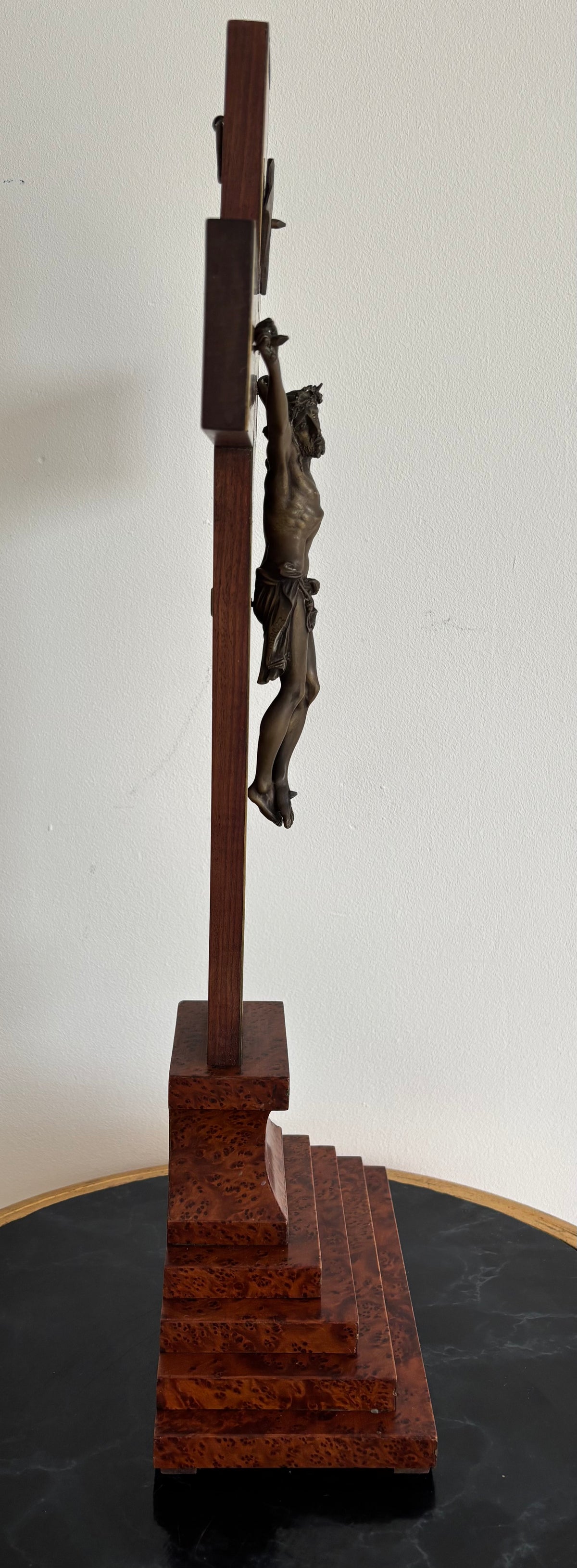 Grand Crucifix d’ Autel ancien. Loupe de bois précieux, laiton et bronze. Maison H. Gérard. Namur - Belgium.