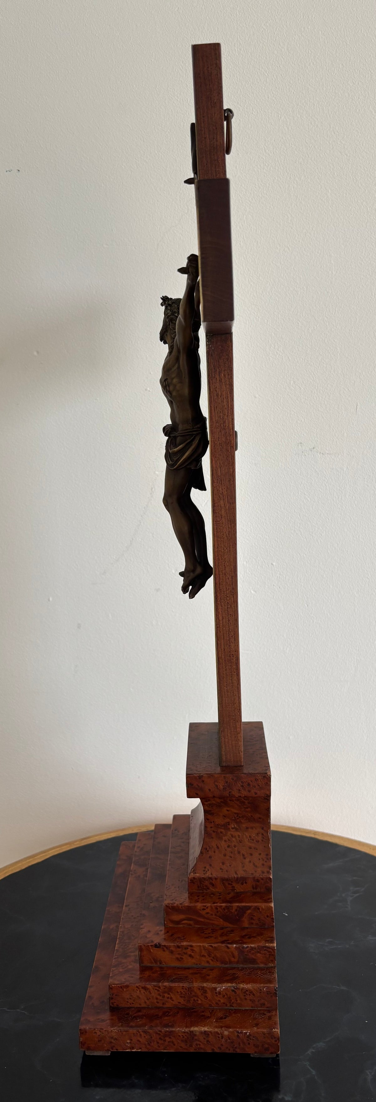Grand Crucifix d’ Autel ancien. Loupe de bois précieux, laiton et bronze. Maison H. Gérard. Namur - Belgium.
