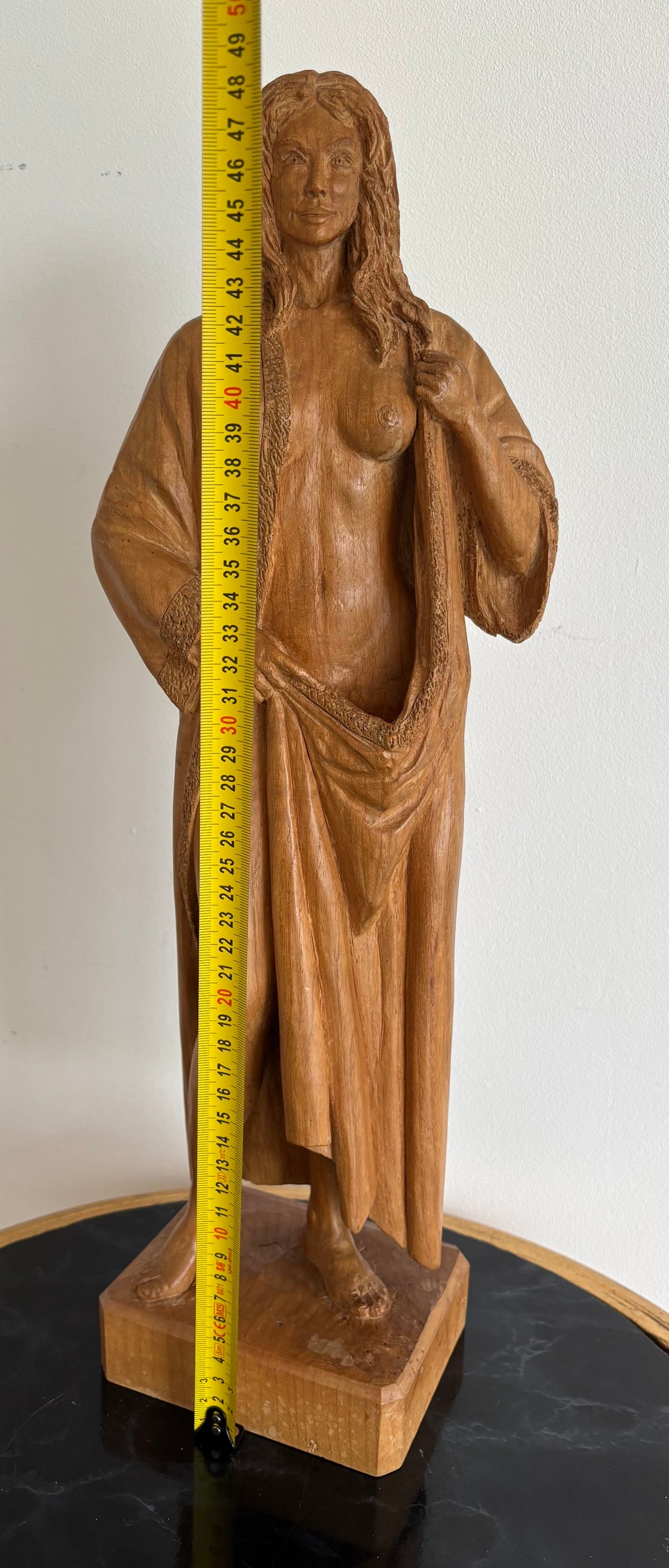 Superbe sculpture figurative en bois massif - Nu féminin au peignoir - Signé Jacobs F.