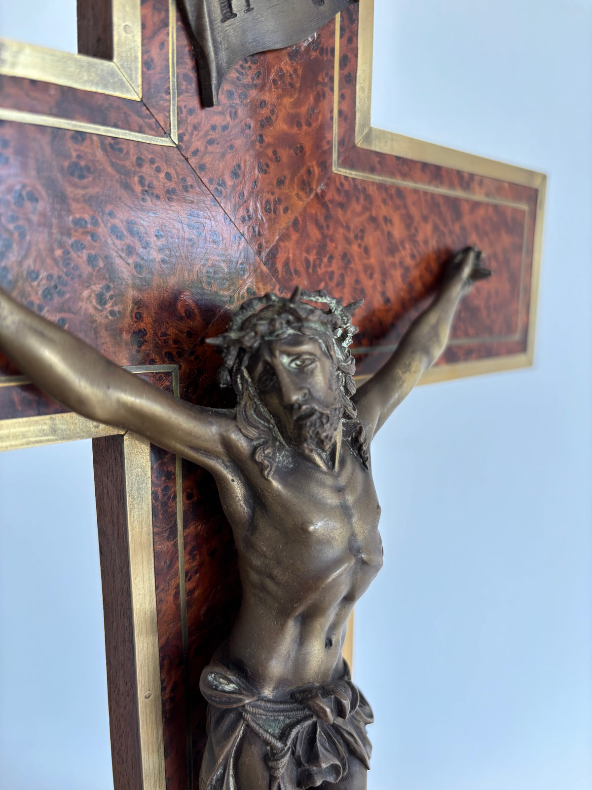 Grand Crucifix d’ Autel ancien. Loupe de bois précieux, laiton et bronze. Maison H. Gérard. Namur - Belgium.