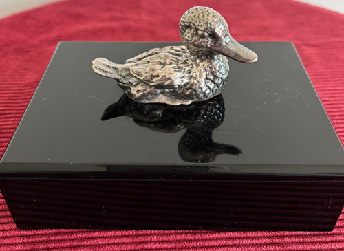 Boîte décorative vintage en laque noire et canard en métal argenté ciselé.