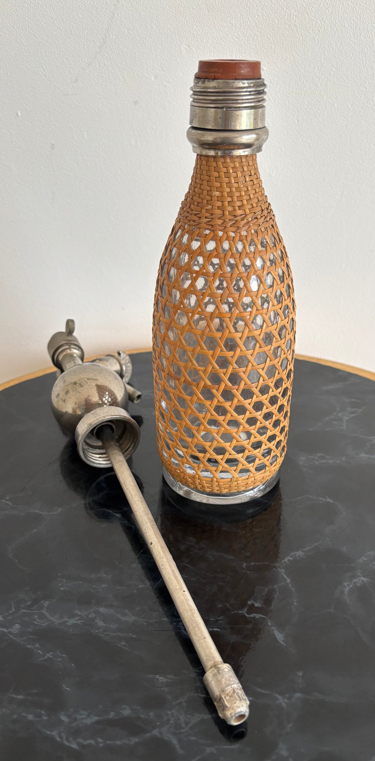 Ancien siphon à eau de Seltz SPARKLETS - Habillage rotin / cannage - Belle Époque.