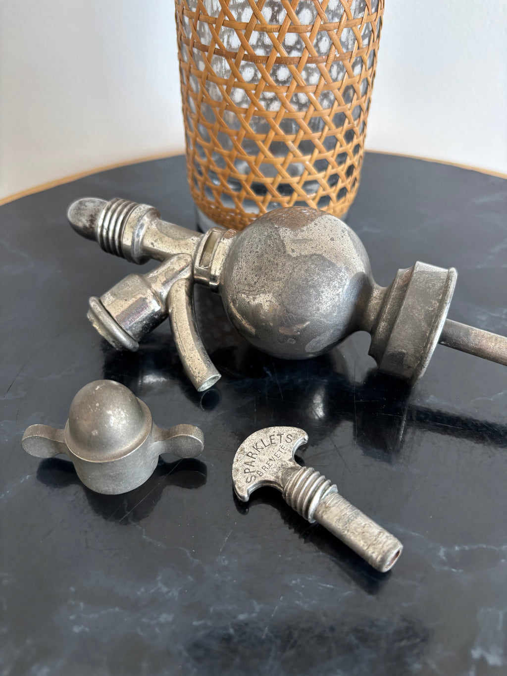 Ancien siphon à eau de Seltz SPARKLETS - Habillage rotin / cannage - Belle Époque.