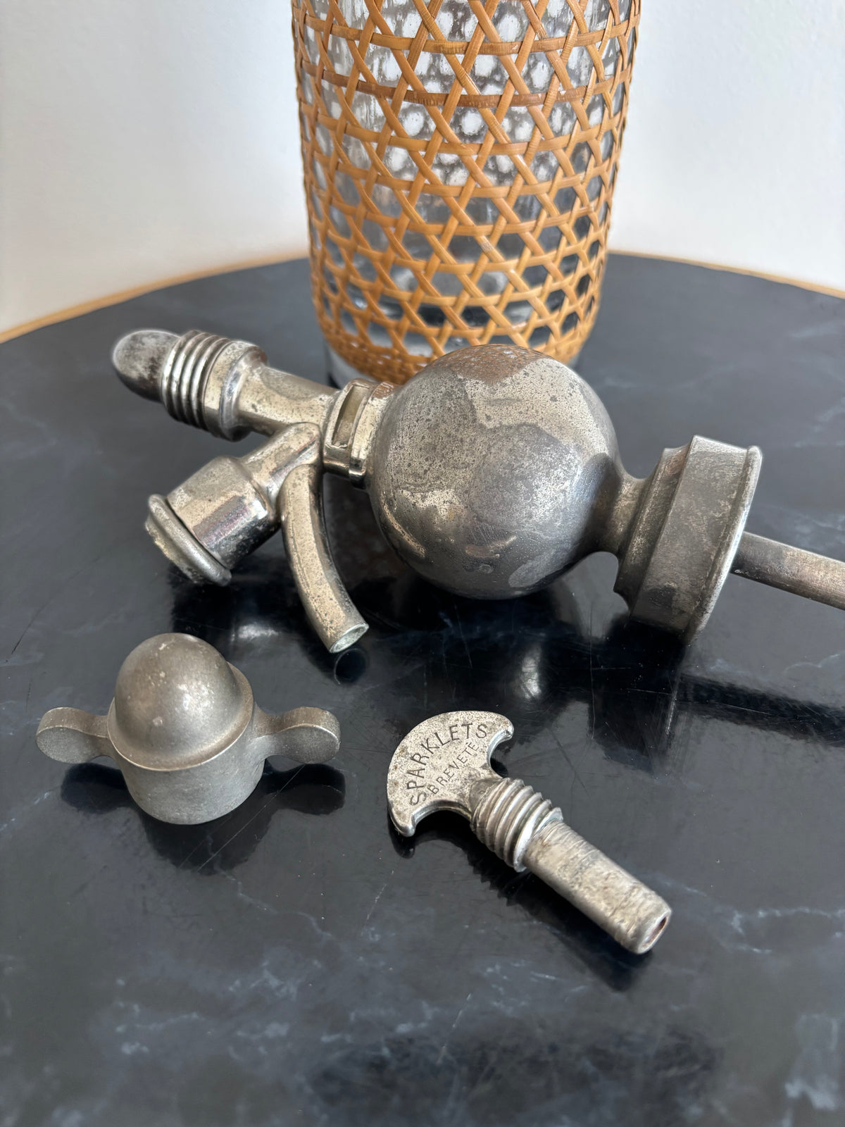 Ancien siphon à eau de Seltz SPARKLETS - Habillage rotin / cannage - Belle Époque.