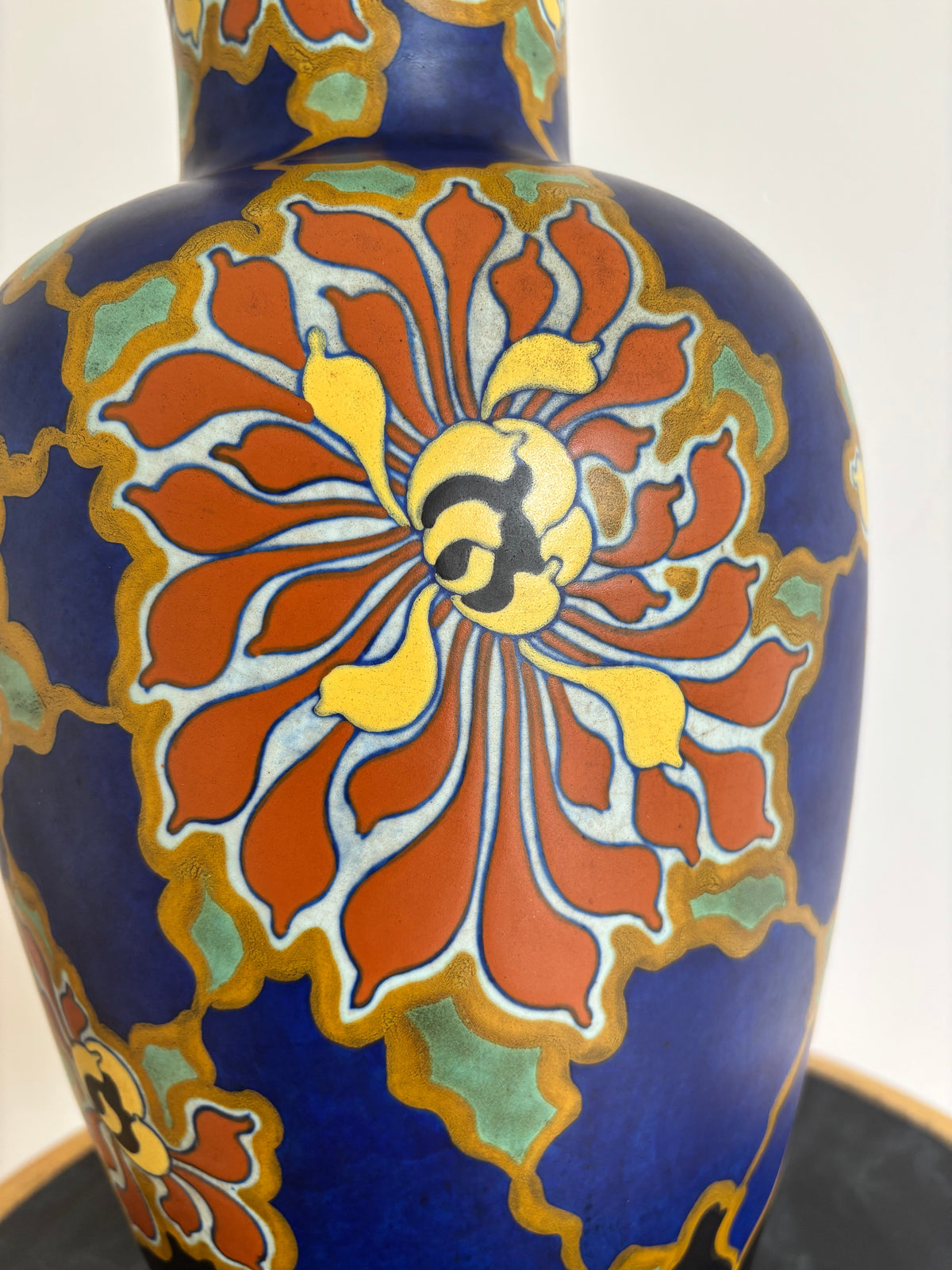 Vase Regina en poterie de Gouda, décor floral Avia, Pays-Bas