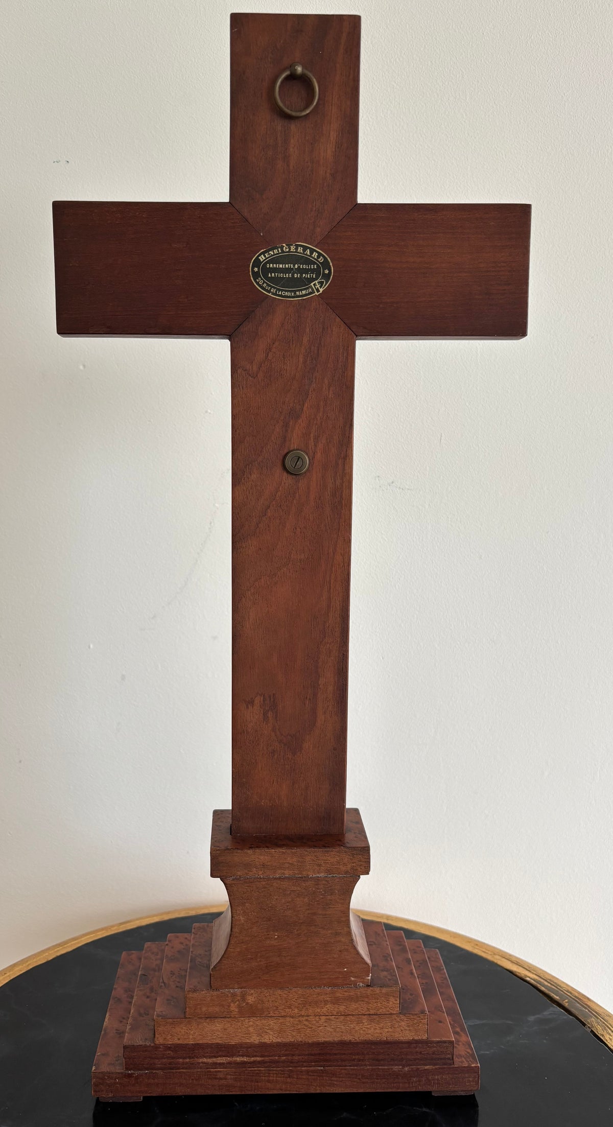 Grand Crucifix d’ Autel ancien. Loupe de bois précieux, laiton et bronze. Maison H. Gérard. Namur - Belgium.