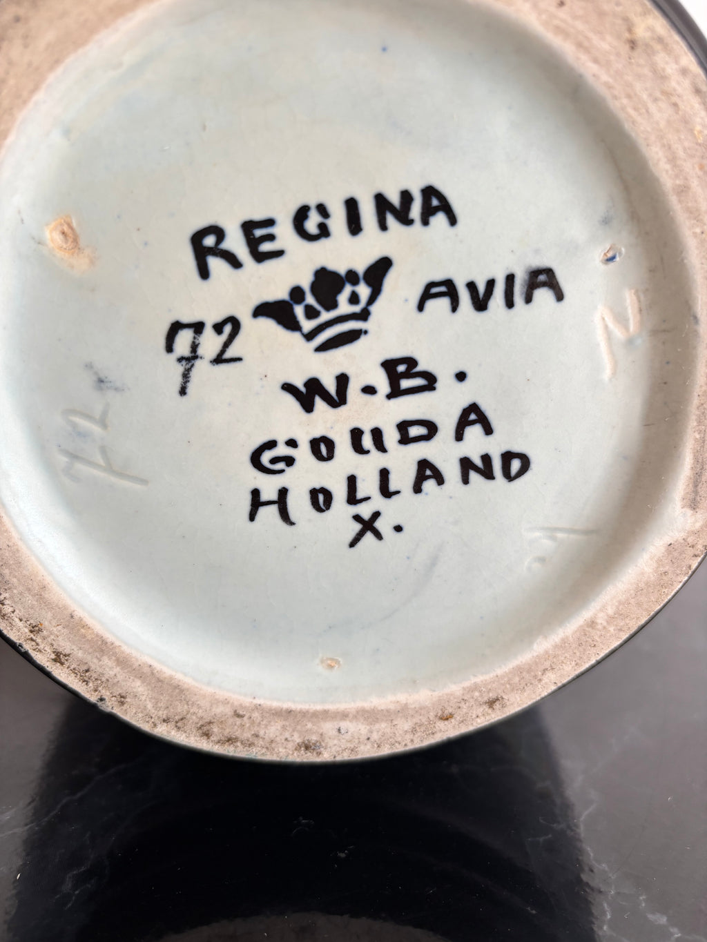 Vase Regina en poterie de Gouda, décor floral Avia, Pays-Bas