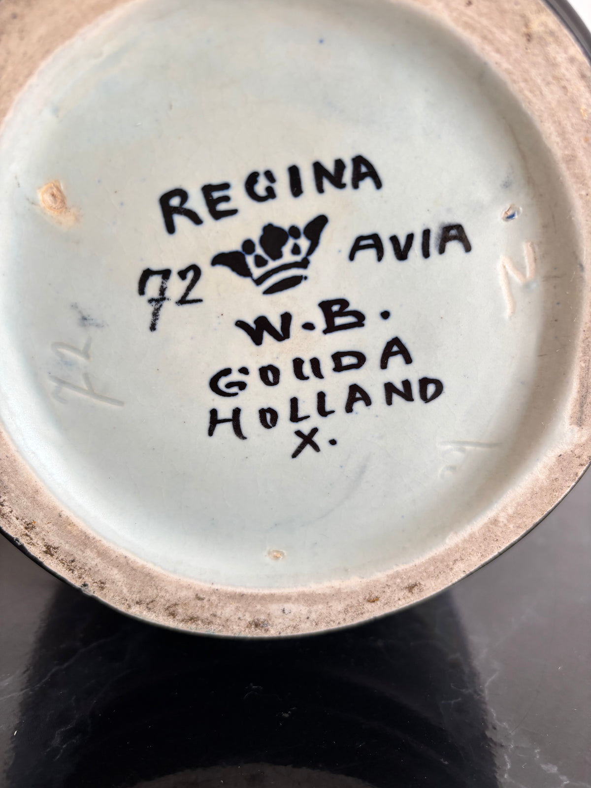 Vase Regina en poterie de Gouda, décor floral Avia, Pays-Bas
