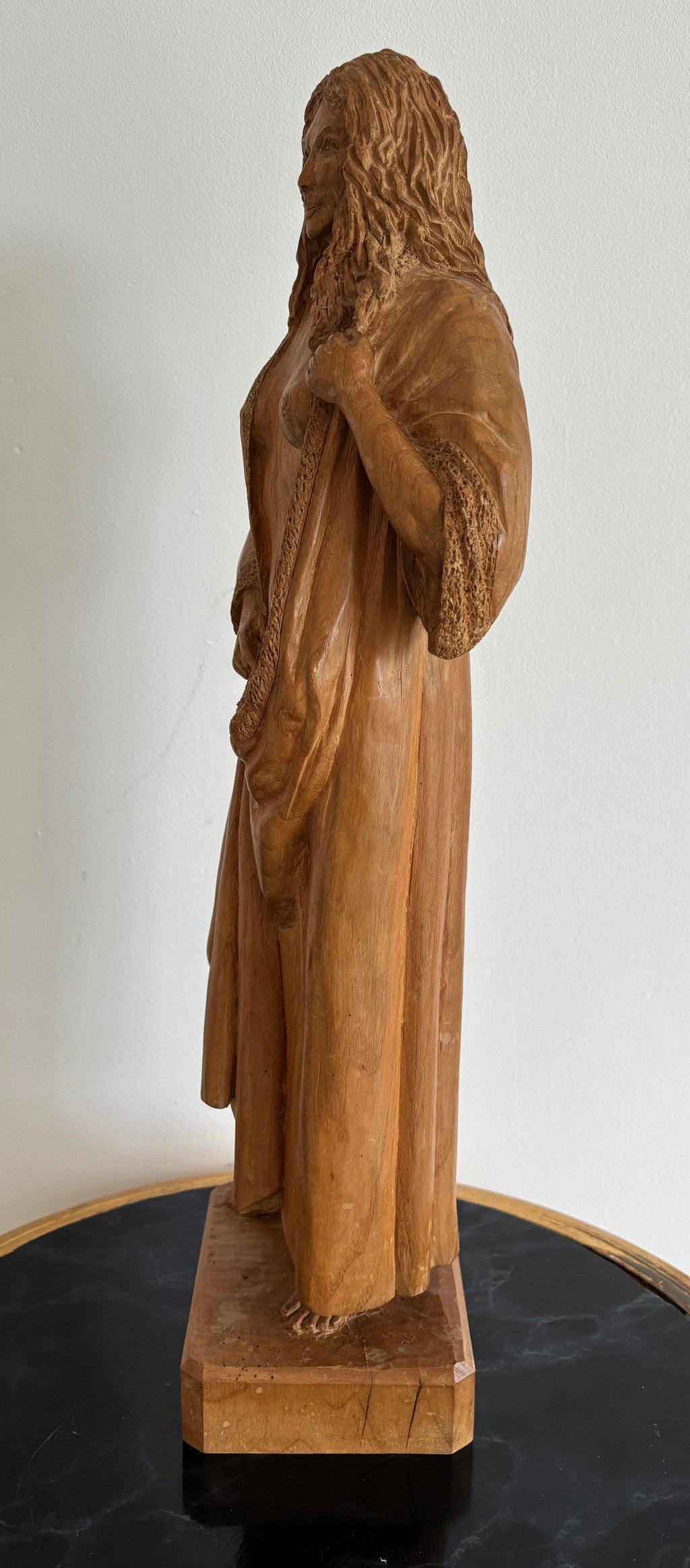 Superbe sculpture figurative en bois massif - Nu féminin au peignoir - Signé Jacobs F.