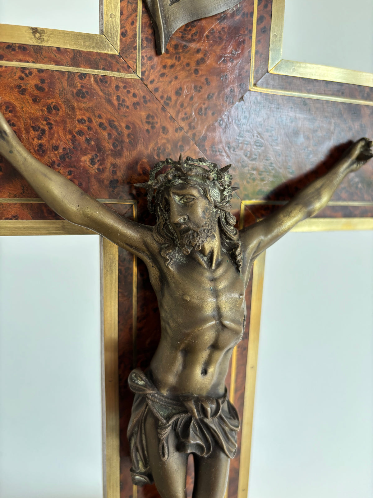 Grand Crucifix d’ Autel ancien. Loupe de bois précieux, laiton et bronze. Maison H. Gérard. Namur - Belgium.
