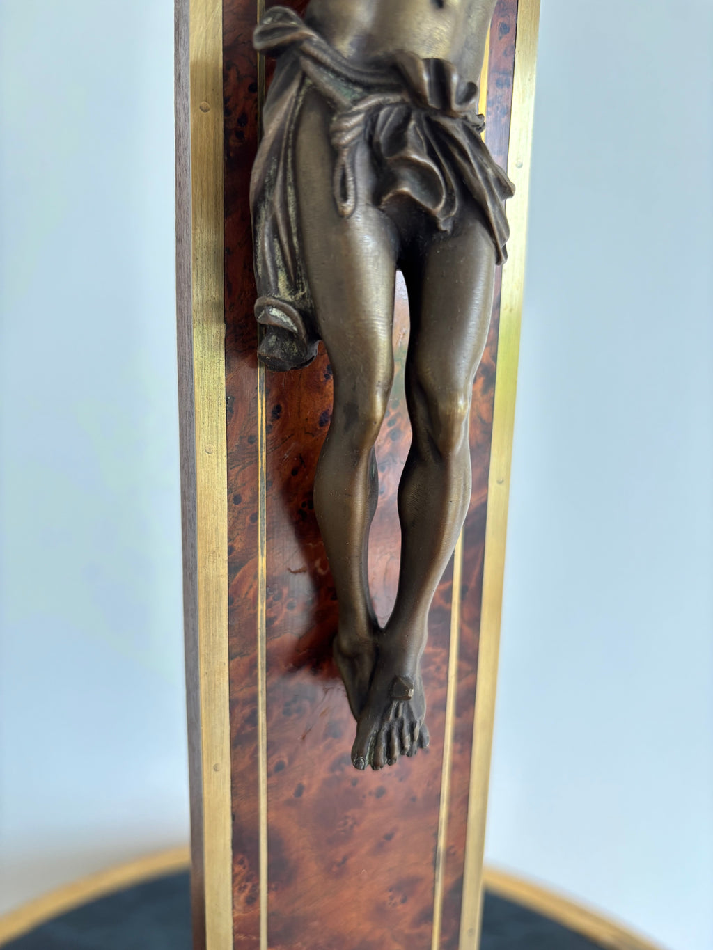 Grand Crucifix d’ Autel ancien. Loupe de bois précieux, laiton et bronze. Maison H. Gérard. Namur - Belgium.
