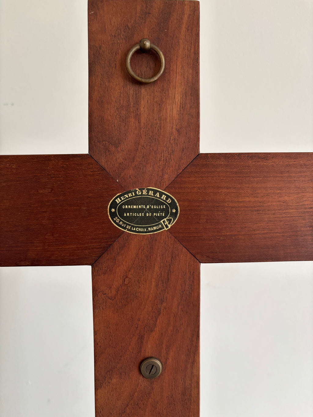 Grand Crucifix d’ Autel ancien. Loupe de bois précieux, laiton et bronze. Maison H. Gérard. Namur - Belgium.