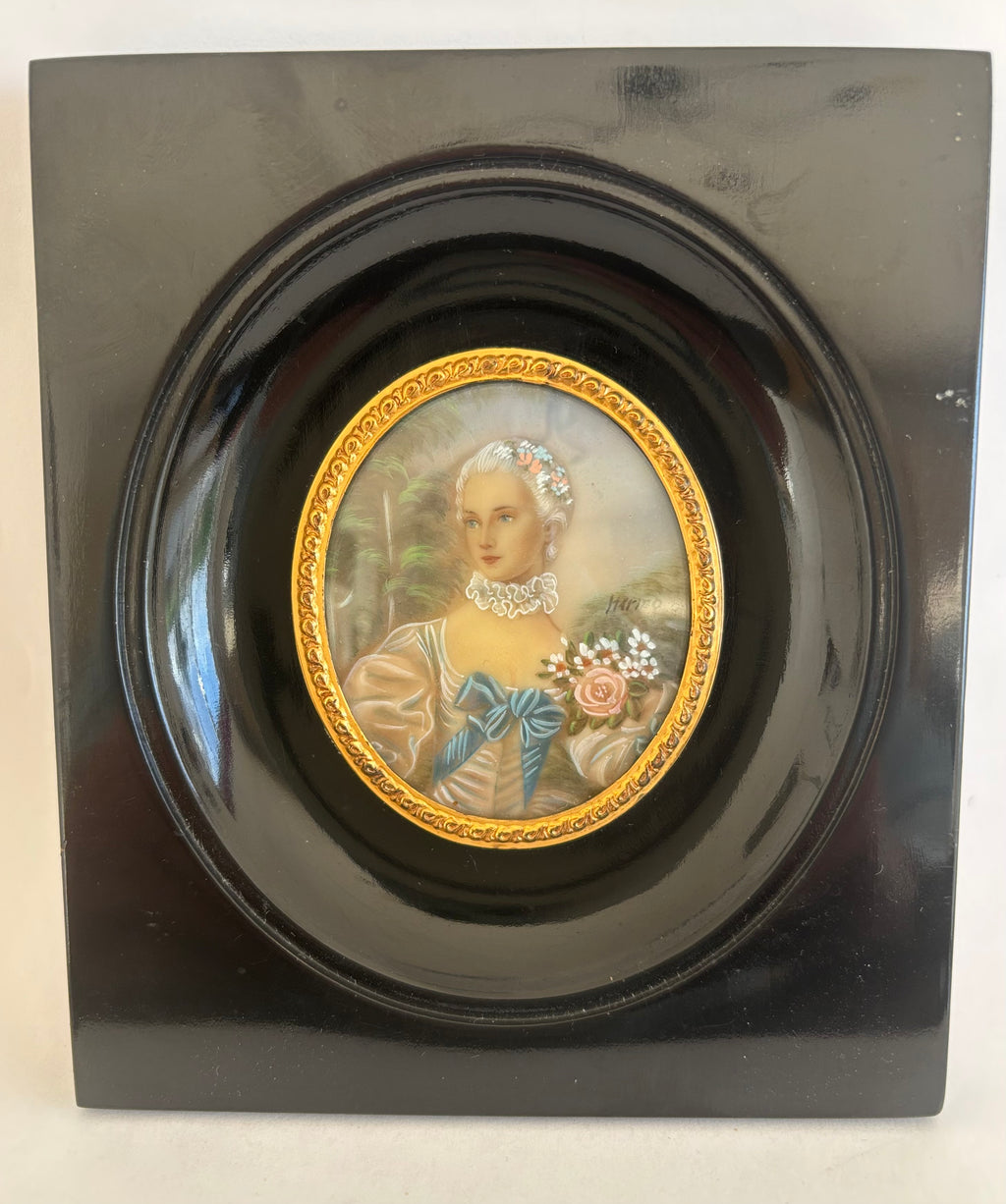 Portrait miniature ancien de style XVIIIe siècle – Cadre ovale en bois noirci.
