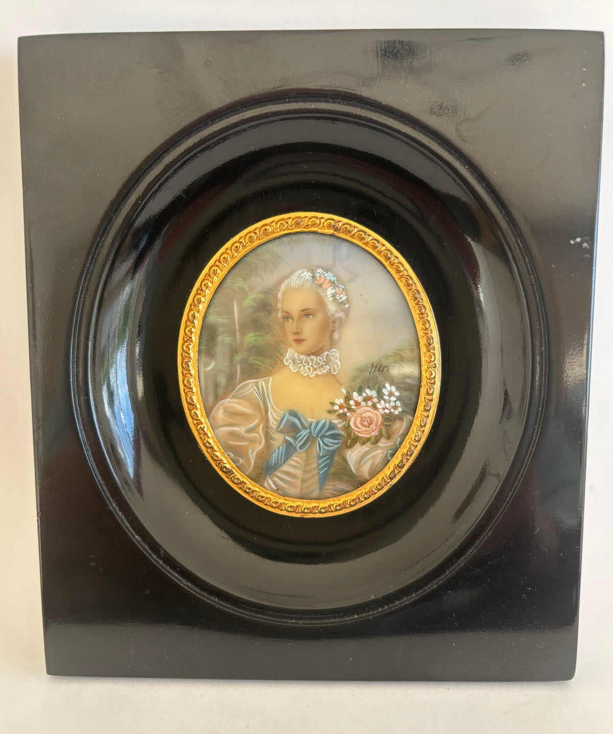 Portrait miniature ancien de style XVIIIe siècle – Cadre ovale en bois noirci.