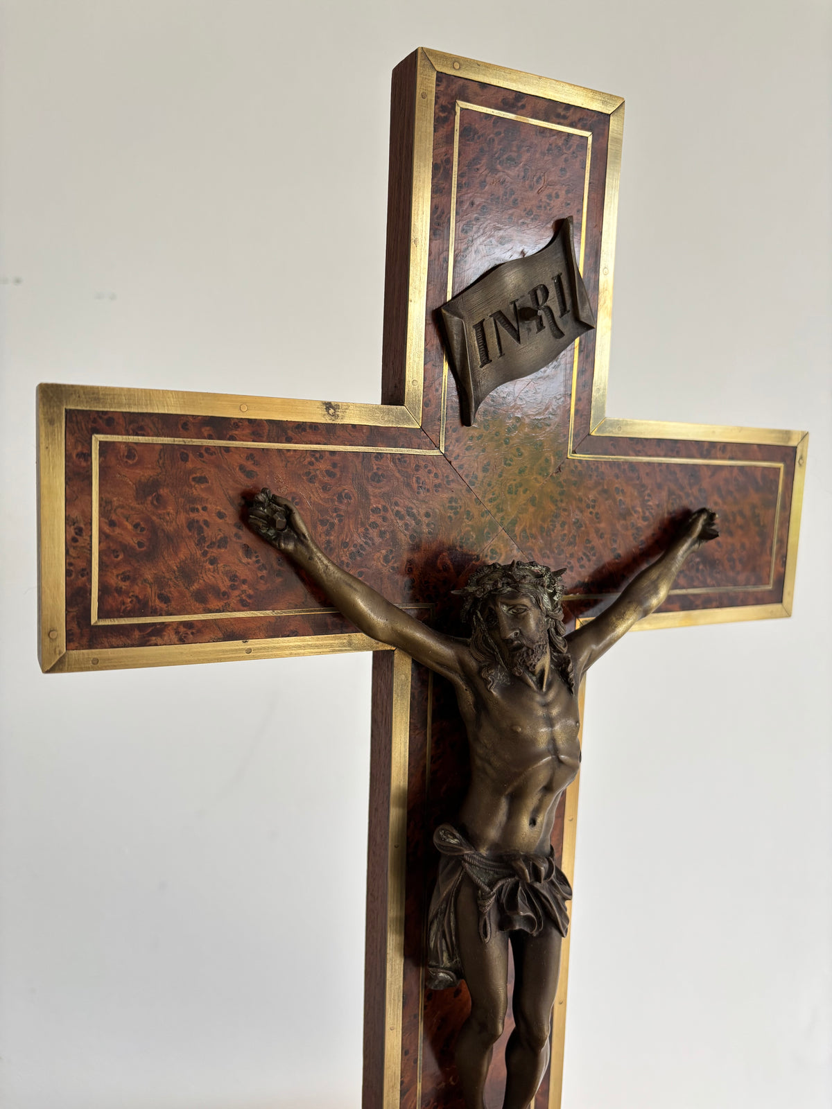 Grand Crucifix d’ Autel ancien. Loupe de bois précieux, laiton et bronze. Maison H. Gérard. Namur - Belgium.