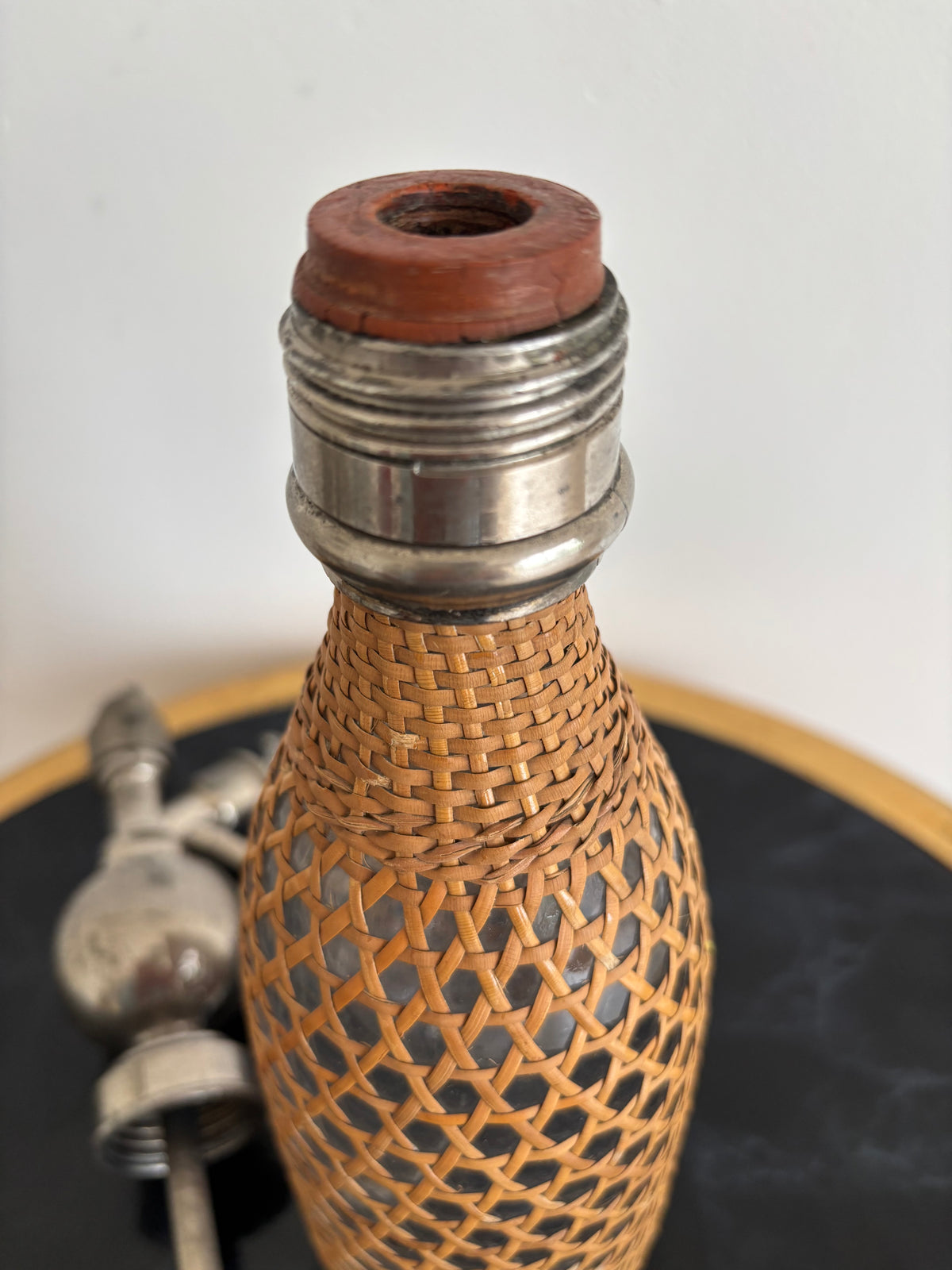 Ancien siphon à eau de Seltz SPARKLETS - Habillage rotin / cannage - Belle Époque.