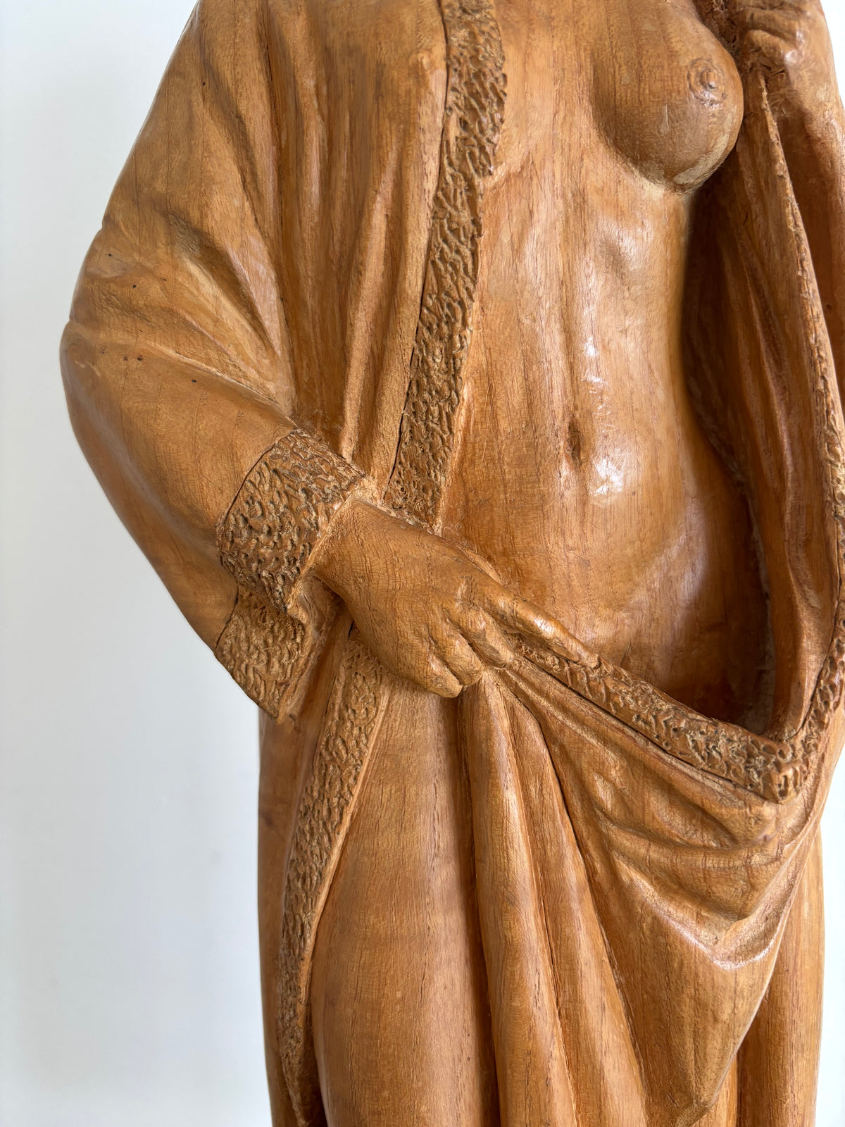 Superbe sculpture figurative en bois massif - Nu féminin au peignoir - Signé Jacobs F.