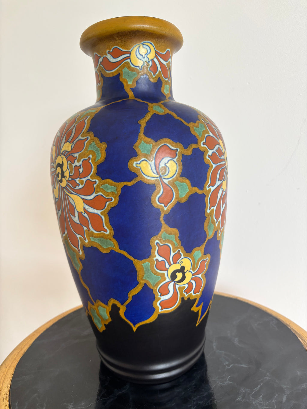 Vase Regina en poterie de Gouda, décor floral Avia, Pays-Bas