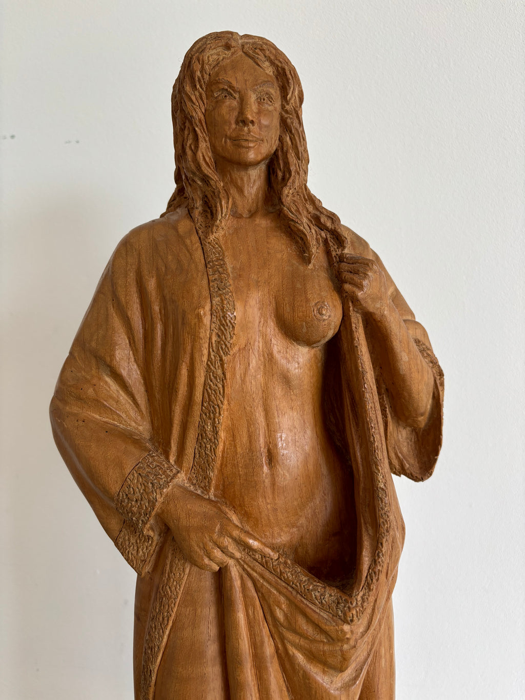 Superbe sculpture figurative en bois massif - Nu féminin au peignoir - Signé Jacobs F.