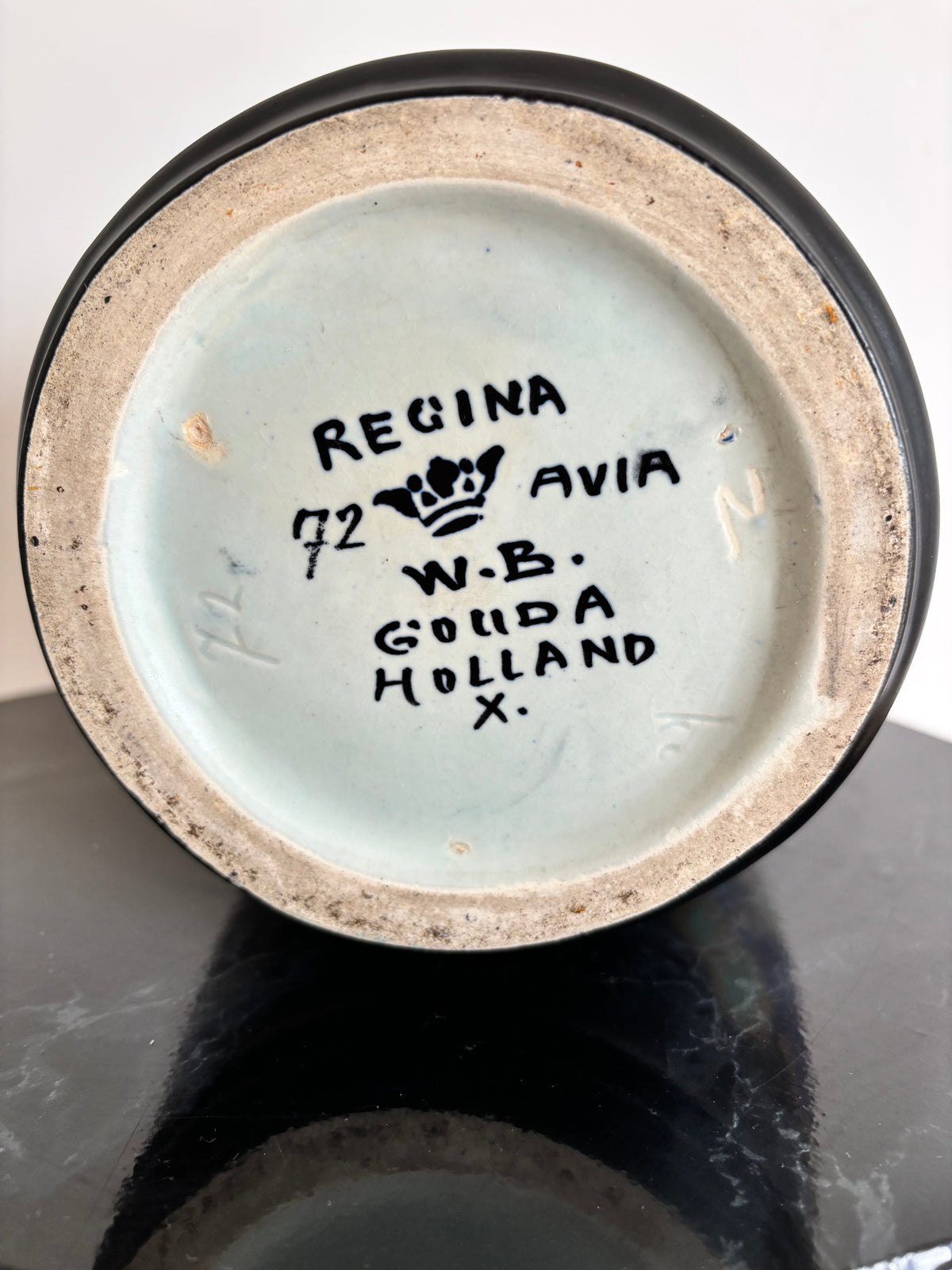 Vase Regina en poterie de Gouda, décor floral Avia, Pays-Bas