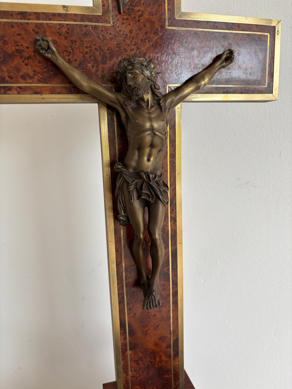 Grand Crucifix d’ Autel ancien. Loupe de bois précieux, laiton et bronze. Maison H. Gérard. Namur - Belgium.