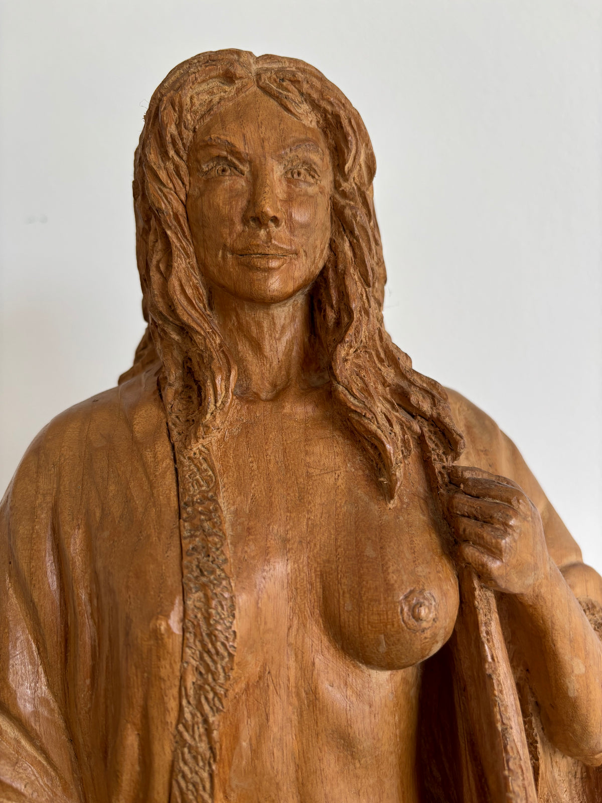 Superbe sculpture figurative en bois massif - Nu féminin au peignoir - Signé Jacobs F.