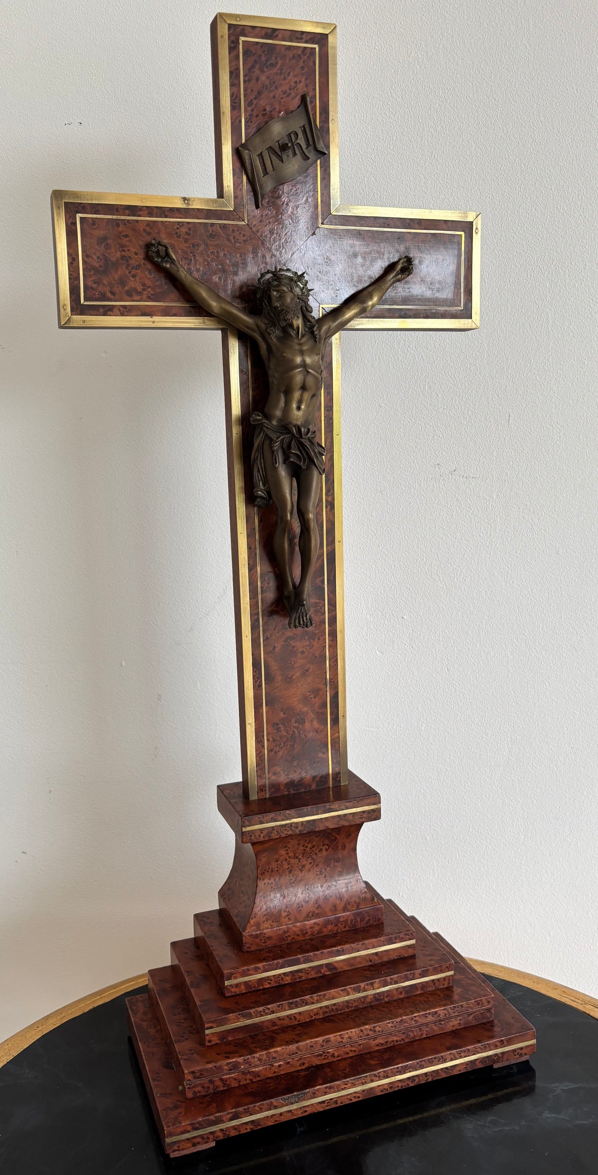 Grand Crucifix d’ Autel ancien. Loupe de bois précieux, laiton et bronze. Maison H. Gérard. Namur - Belgium.