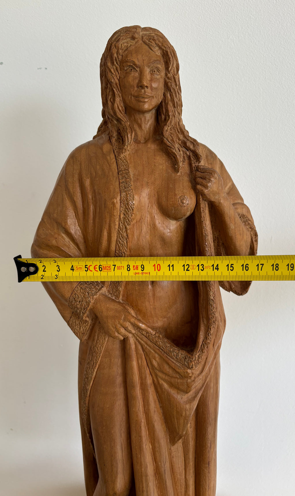 Superbe sculpture figurative en bois massif - Nu féminin au peignoir - Signé Jacobs F.