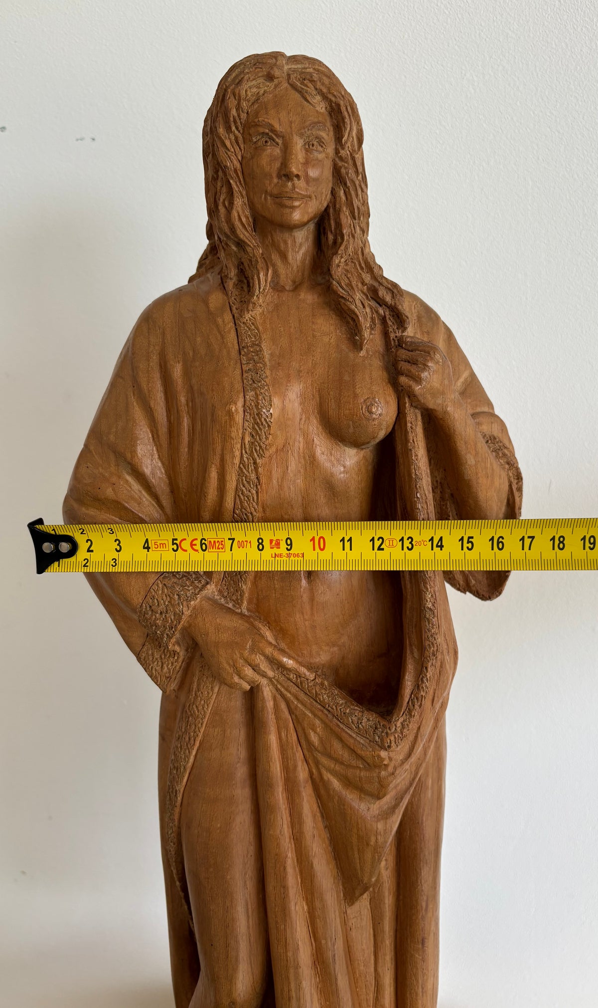Superbe sculpture figurative en bois massif - Nu féminin au peignoir - Signé Jacobs F.