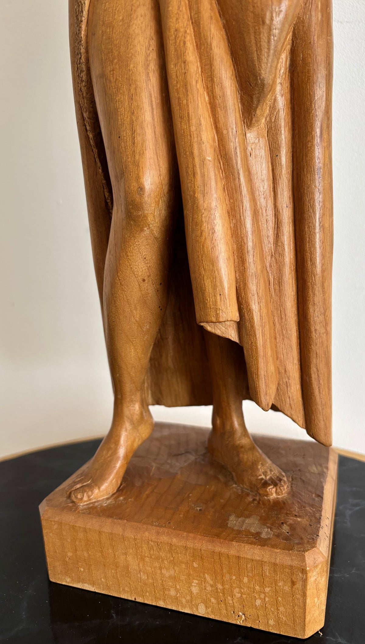 Superbe sculpture figurative en bois massif - Nu féminin au peignoir - Signé Jacobs F.