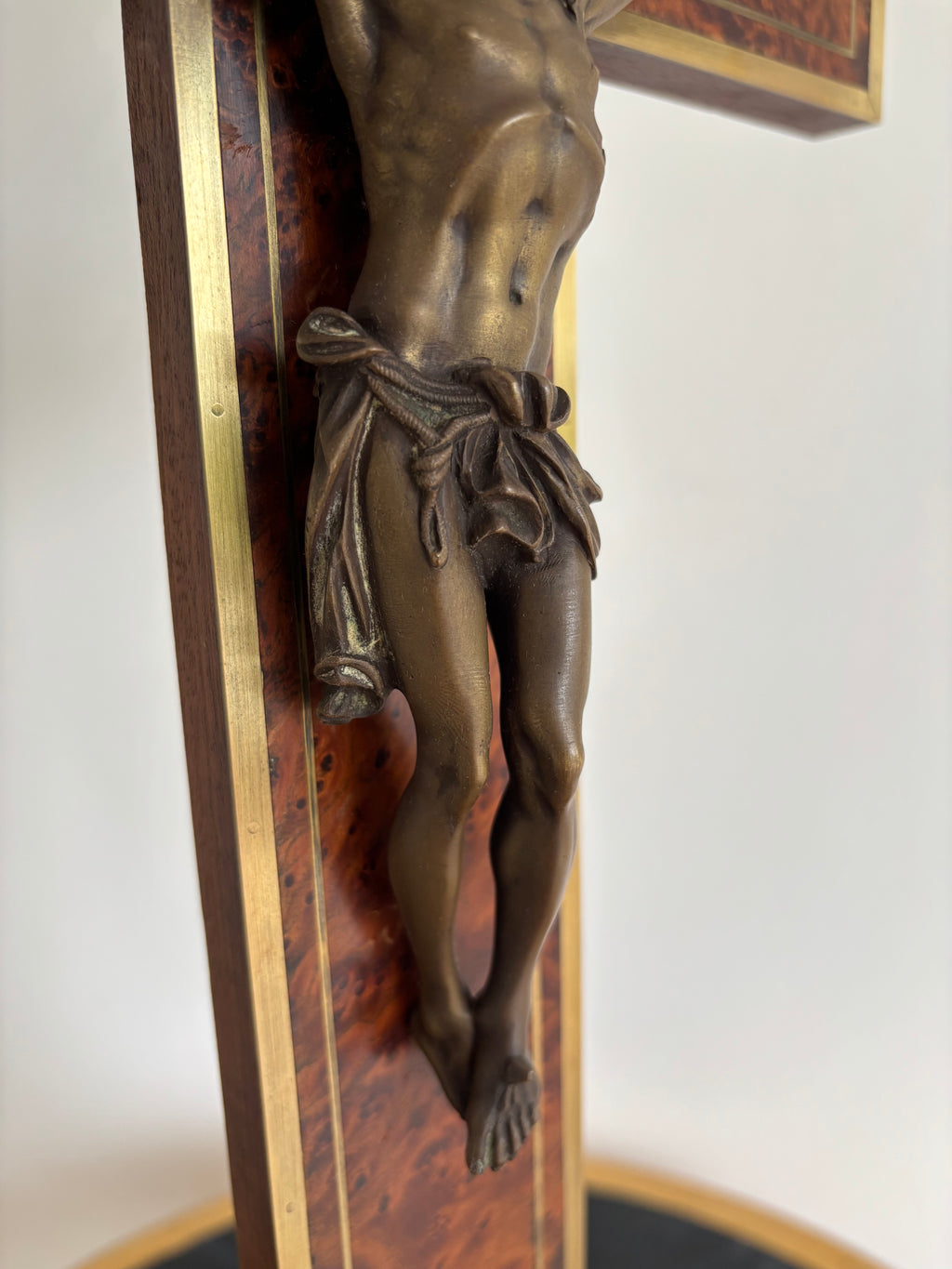Grand Crucifix d’ Autel ancien. Loupe de bois précieux, laiton et bronze. Maison H. Gérard. Namur - Belgium.