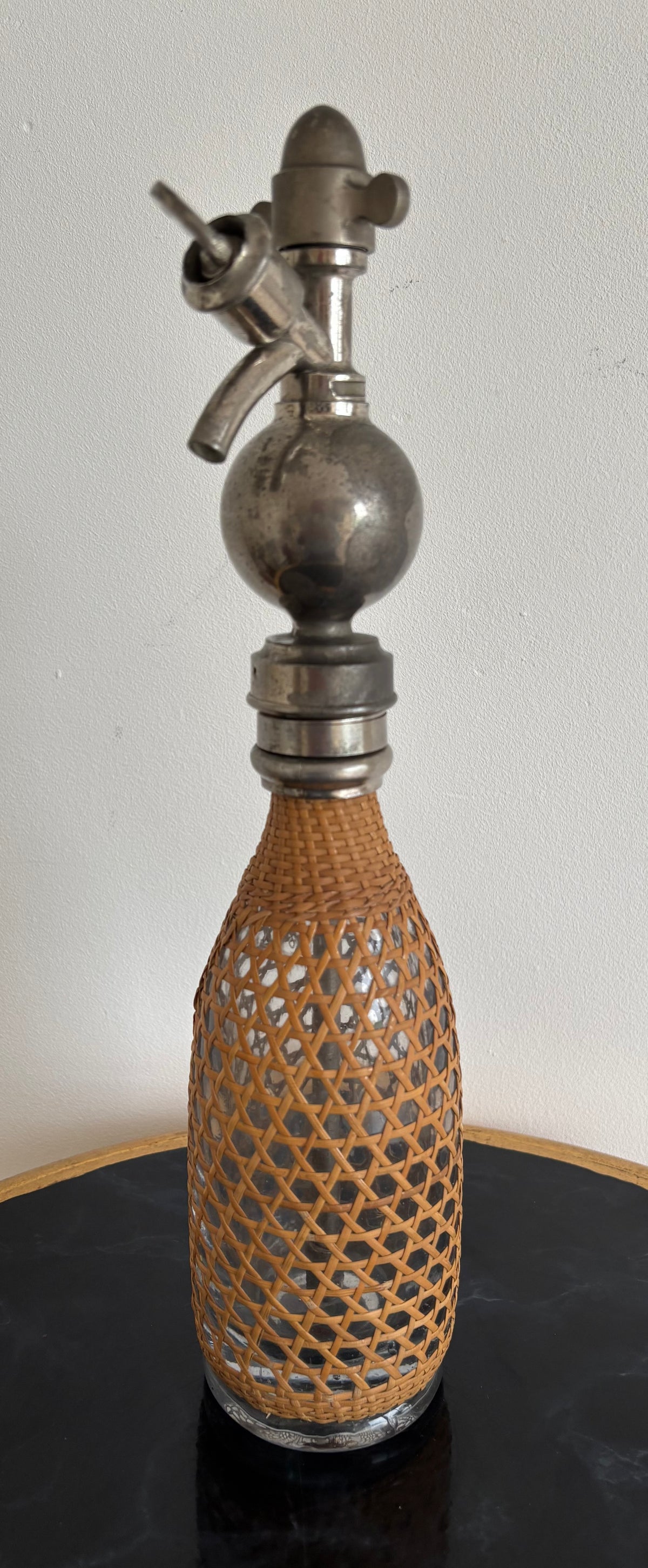 Ancien siphon à eau de Seltz SPARKLETS - Habillage rotin / cannage - Belle Époque.