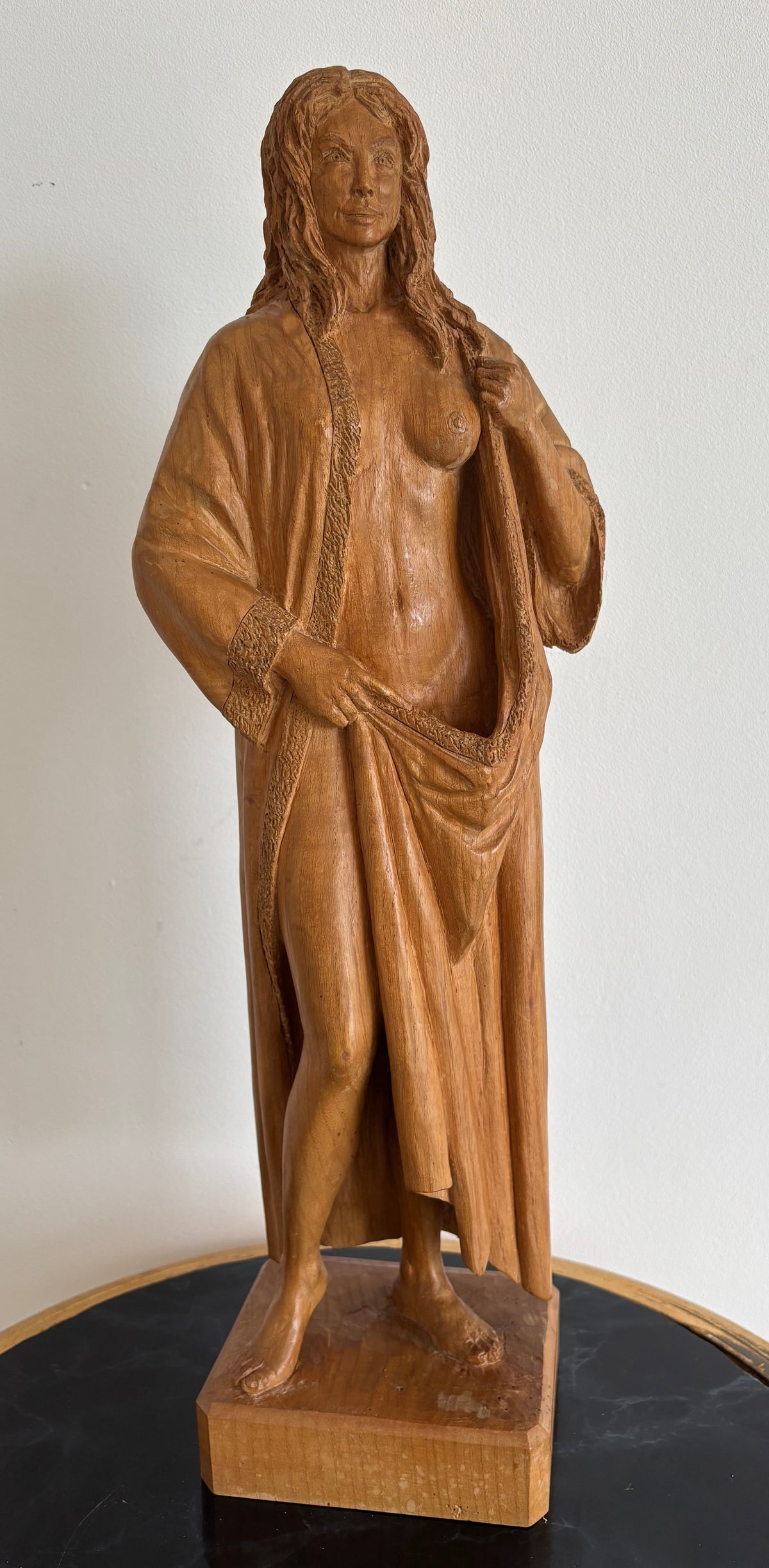 Superbe sculpture figurative en bois massif - Nu féminin au peignoir - Signé Jacobs F.