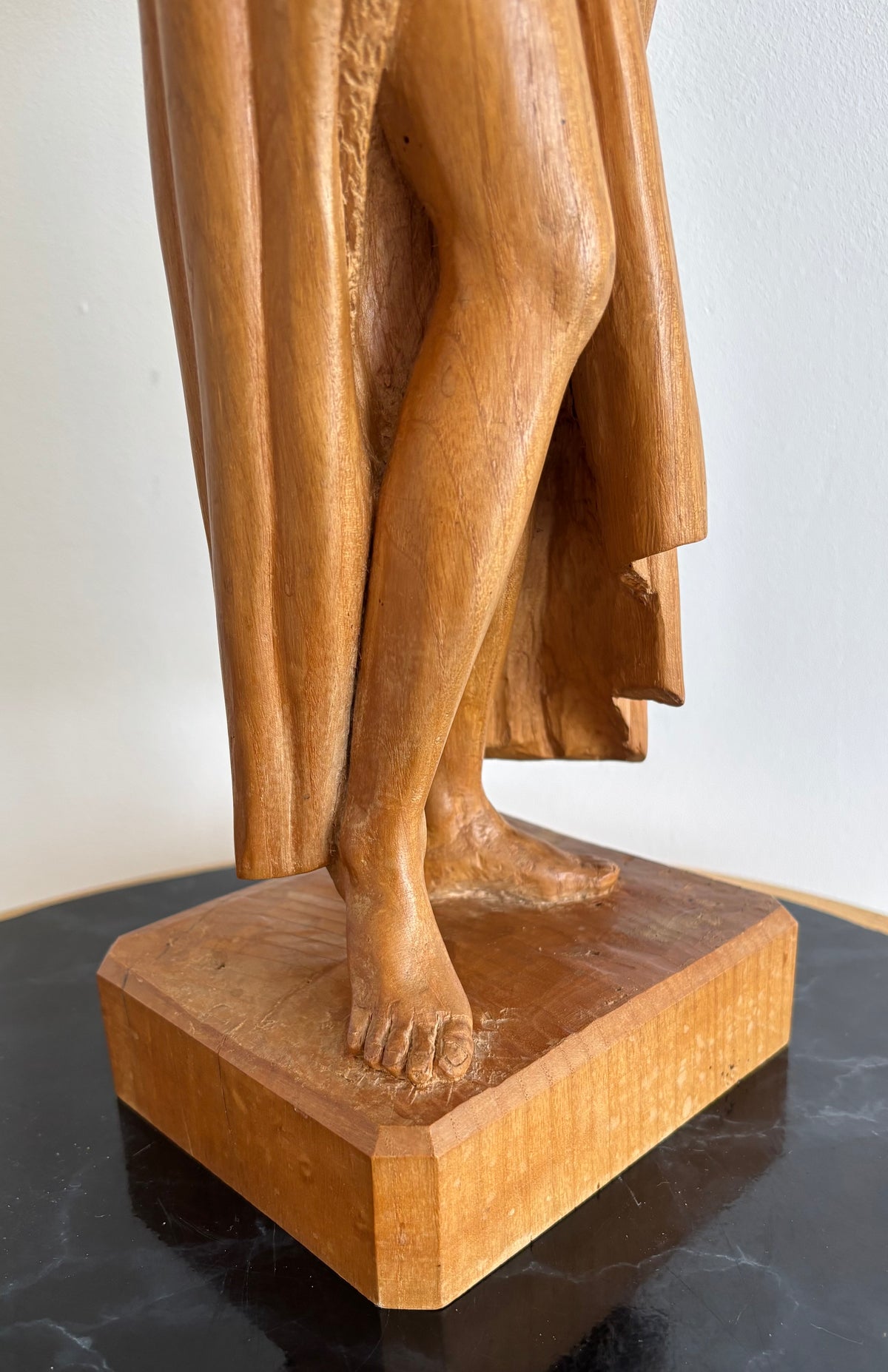 Superbe sculpture figurative en bois massif - Nu féminin au peignoir - Signé Jacobs F.