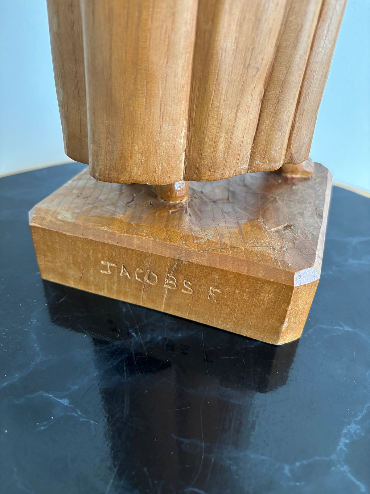 Superbe sculpture figurative en bois massif - Nu féminin au peignoir - Signé Jacobs F.