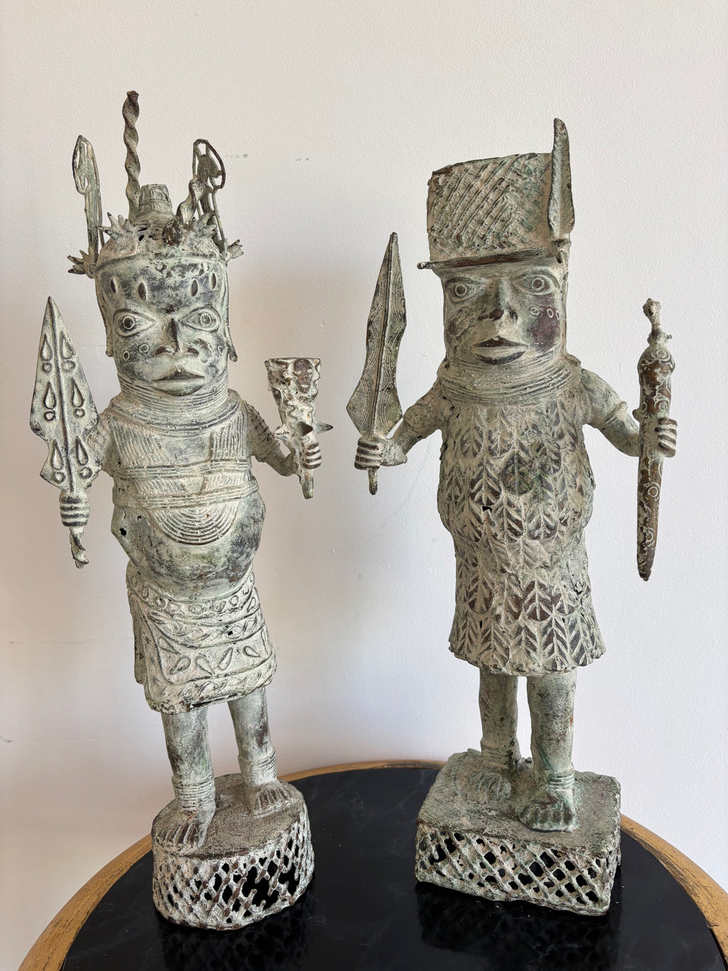 Paire de statues du Bénin en bronze, guerriers en habit de cour – vue 1