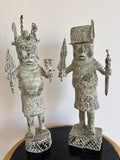 Paire de statues du Bénin en bronze, guerriers en habit de cour – vue 1