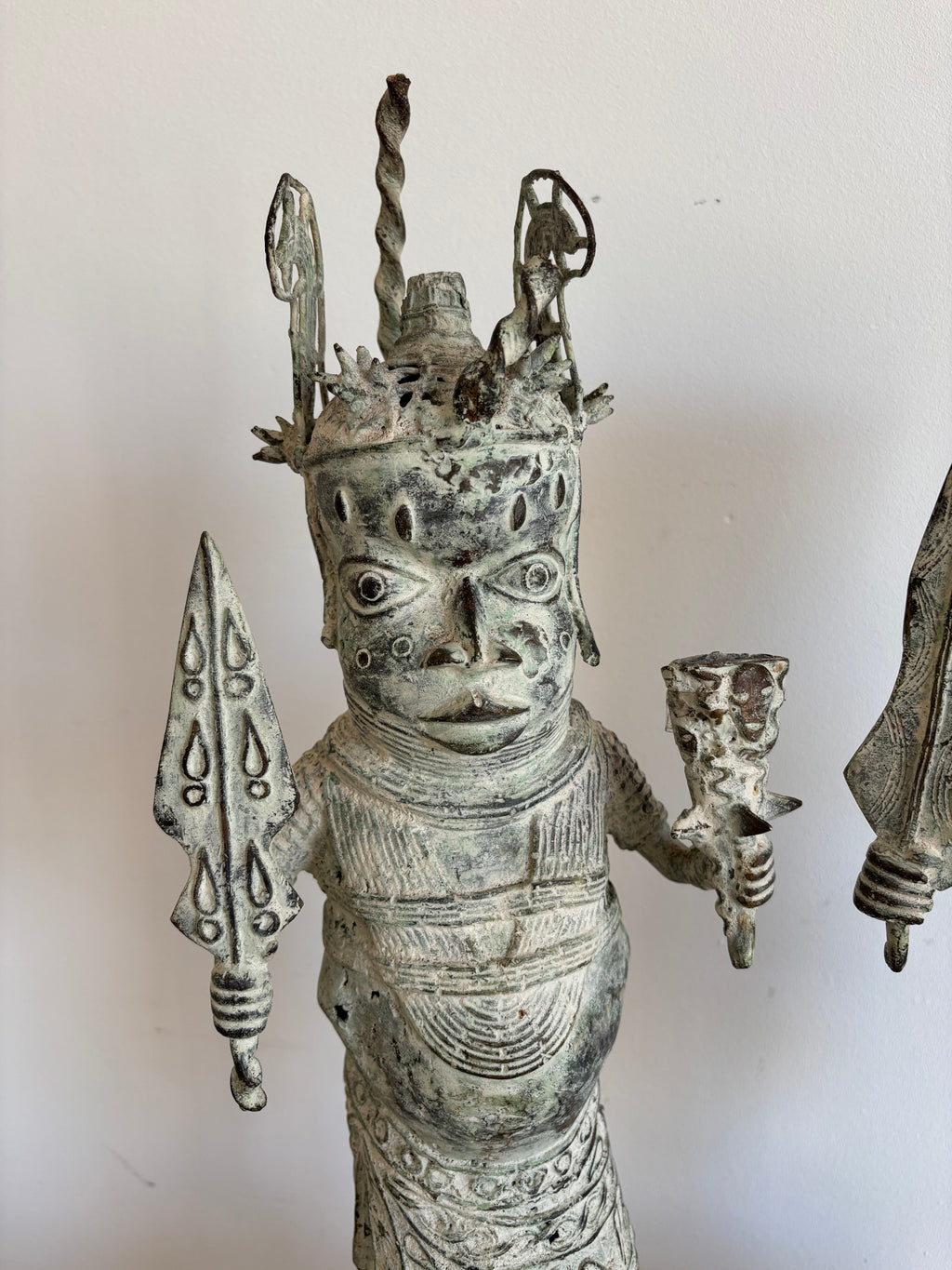 Paire de statues du Bénin en bronze, guerriers en habit de cour – vue 5