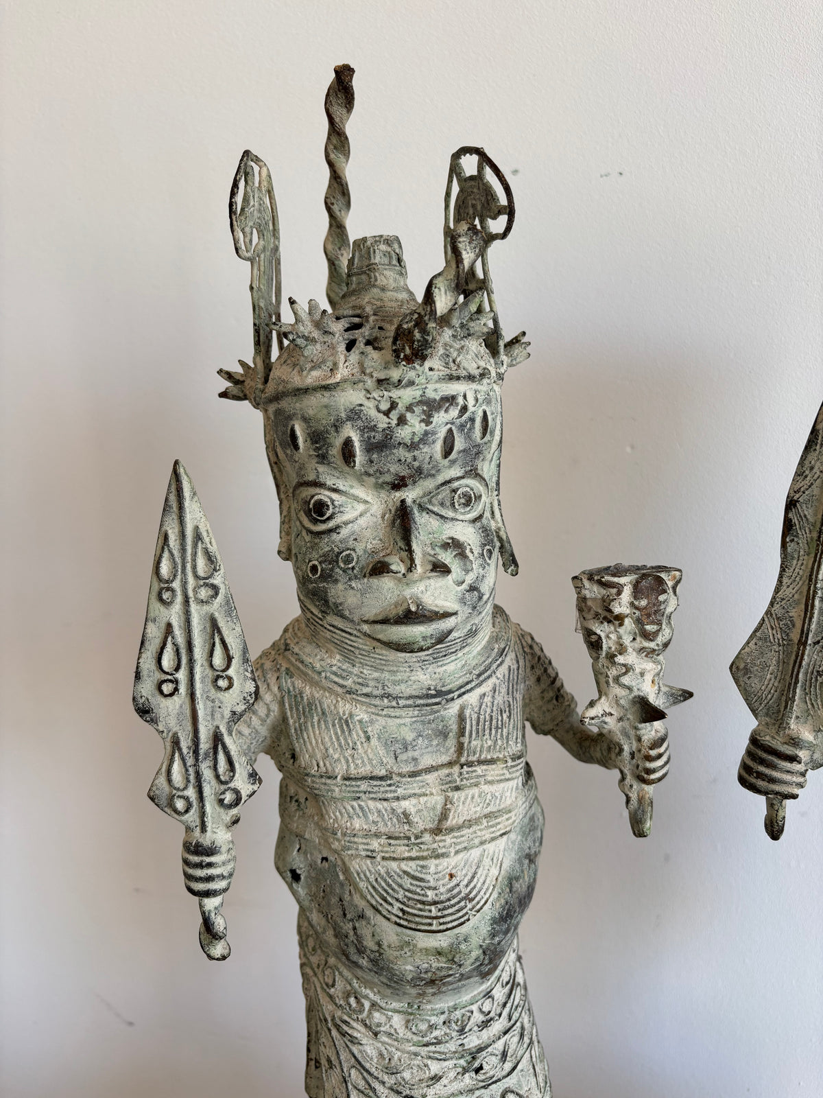 Paire de statues du Bénin en bronze, guerriers en habit de cour – vue 5