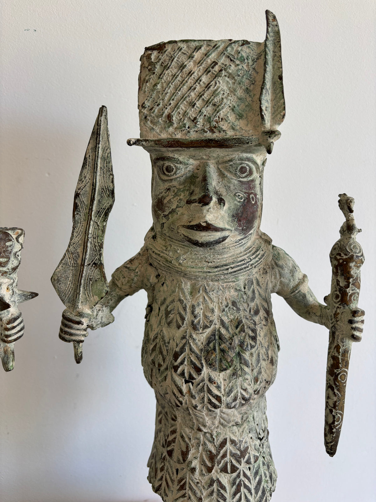 Paire de statues du Bénin en bronze, guerriers en habit de cour – vue 6