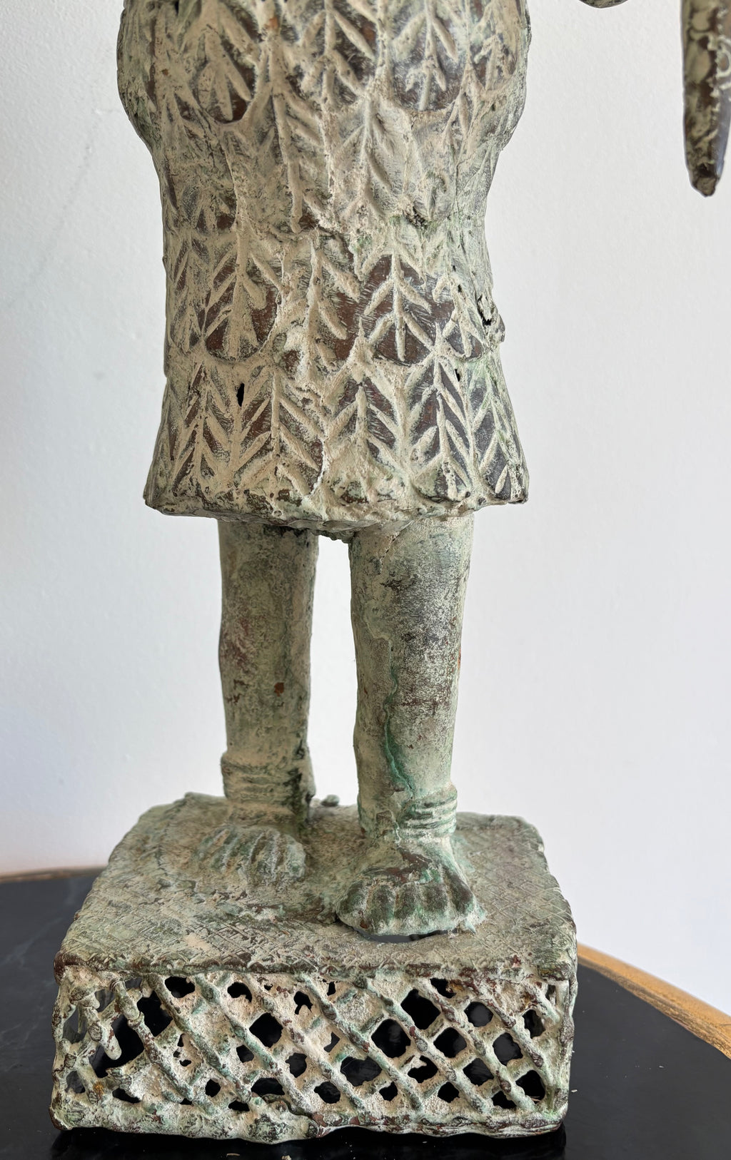 Paire de statues du Bénin en bronze, guerriers en habit de cour – vue 12