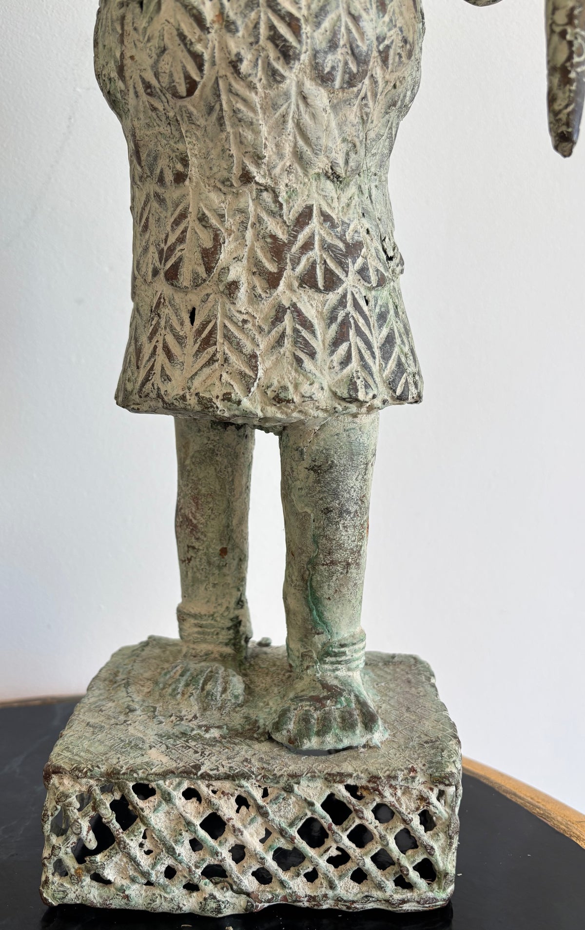 Paire de statues du Bénin en bronze, guerriers en habit de cour – vue 12