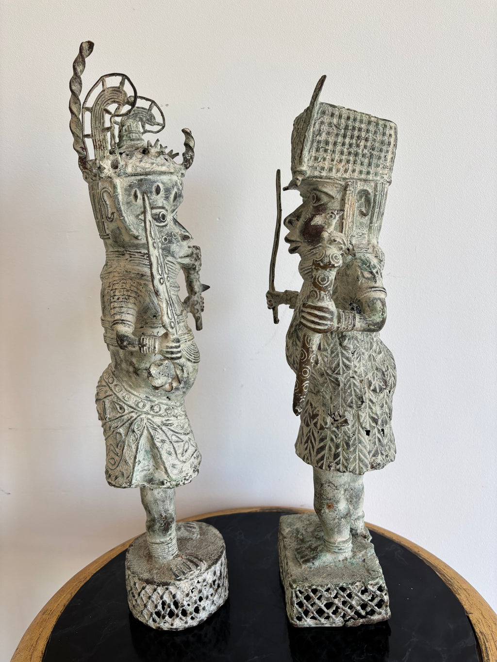 Paire de statues du Bénin en bronze, guerriers en habit de cour – vue 4