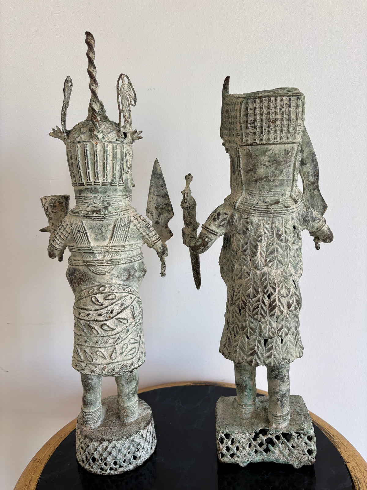 Paire de statues du Bénin en bronze, guerriers en habit de cour – vue 2