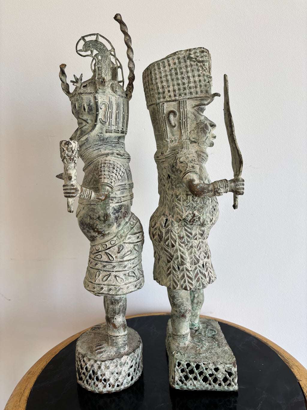 Paire de statues du Bénin en bronze, guerriers en habit de cour – vue 3